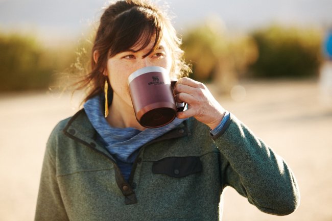 Термокружка STANLEY Classic с ручкой 0,35L (10-09366-008) бордовая Термокружка STANLEY Classic с ручкой 0,35L (10-09366-008) бордовая