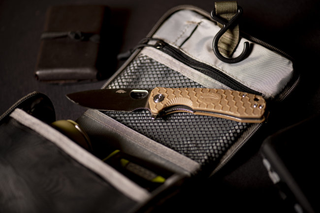 Нож Honey Badger Flipper L (HB1002) с песочной рукоятью