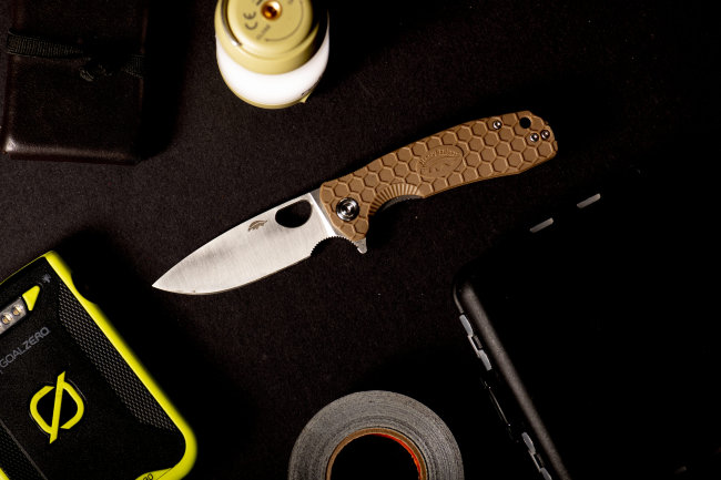 Нож Honey Badger Flipper L (HB1002) с песочной рукоятью