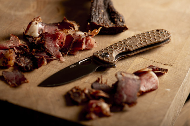 Нож Honey Badger Flipper L (HB1002) с песочной рукоятью