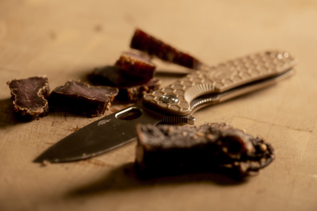 Нож Honey Badger Flipper L (HB1002) с песочной рукоятью